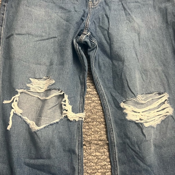 NWT Hollister size 18S/34S Baggy High Rise Distressed Jeans - Picture 3 of 3